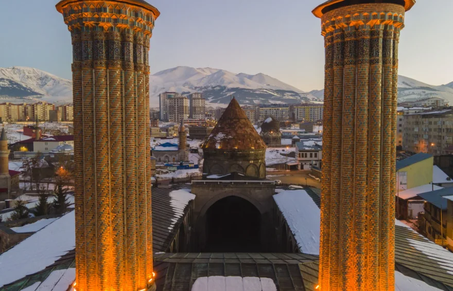 Erzurum Double Minarete Madrasa Kumbet